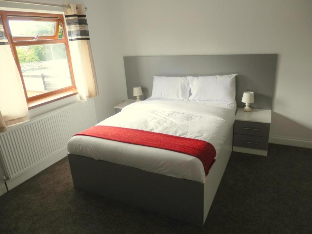 Heathrow Travellers Hub Bed & Breakfast Hounslow Bagian luar foto