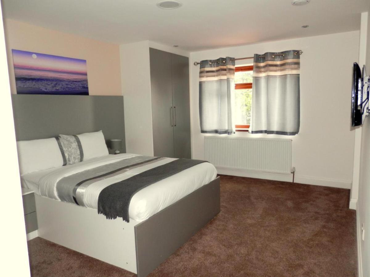 Heathrow Travellers Hub Bed & Breakfast Hounslow Bagian luar foto