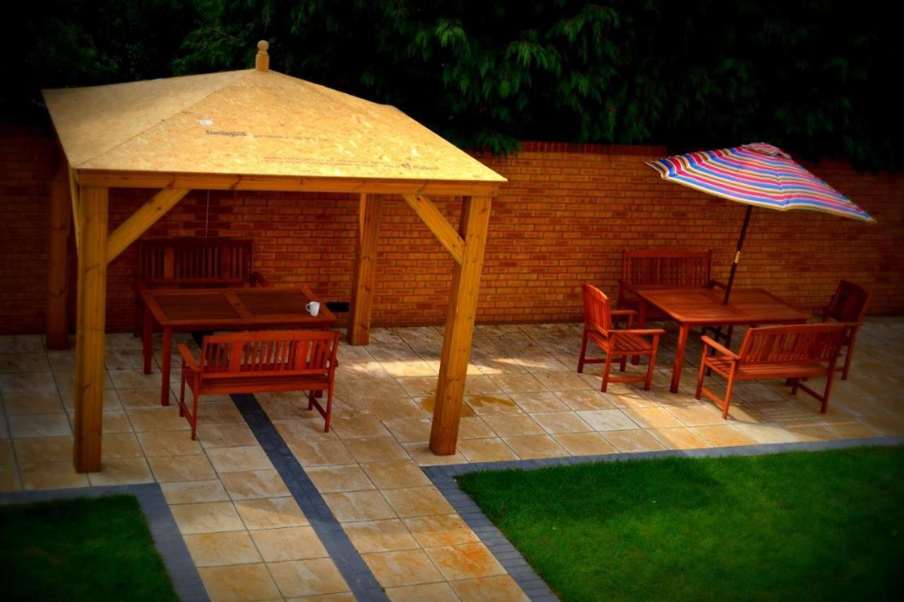 Heathrow Travellers Hub Bed & Breakfast Hounslow Bagian luar foto