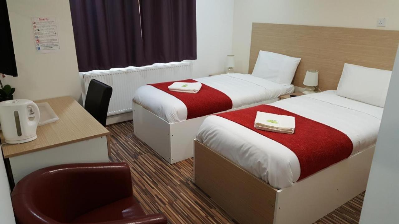 Heathrow Travellers Hub Bed & Breakfast Hounslow Bagian luar foto
