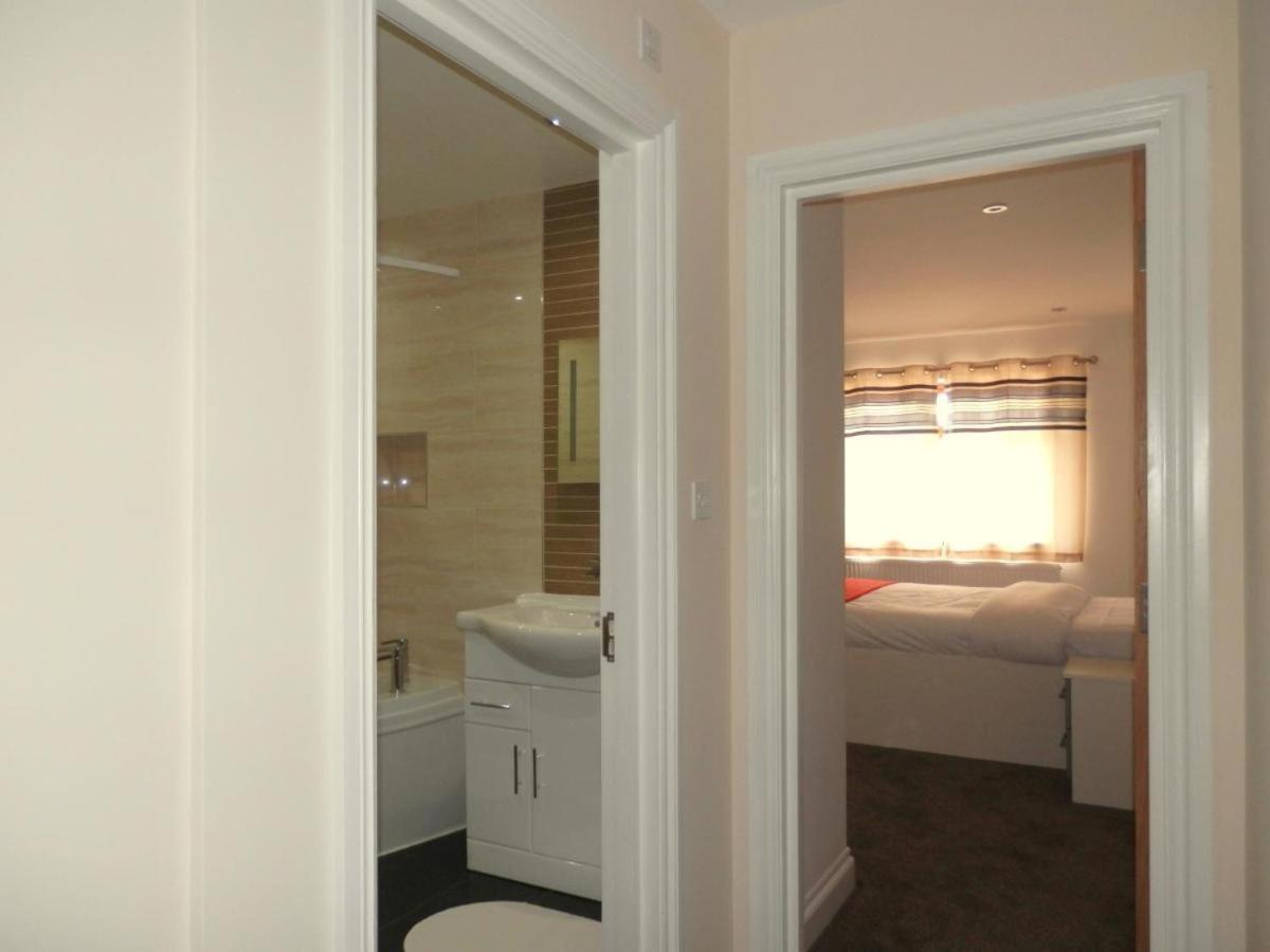 Heathrow Travellers Hub Bed & Breakfast Hounslow Bagian luar foto