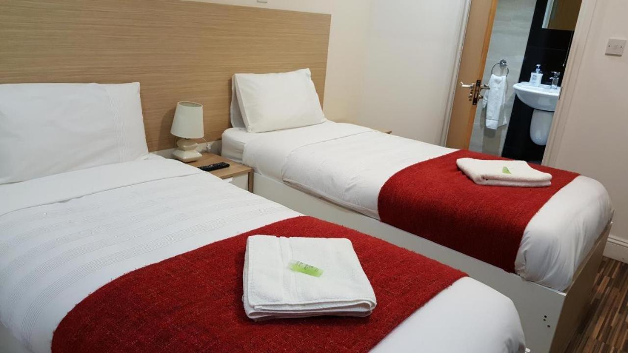 Heathrow Travellers Hub Bed & Breakfast Hounslow Bagian luar foto