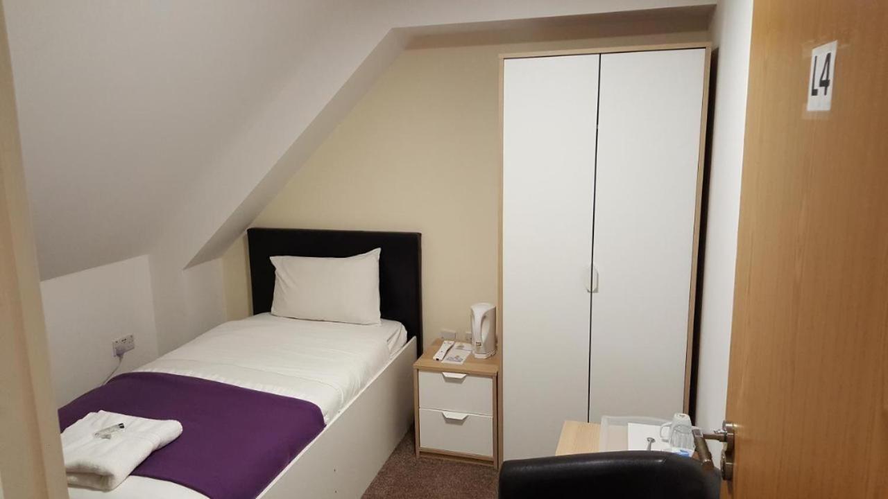 Heathrow Travellers Hub Bed & Breakfast Hounslow Bagian luar foto