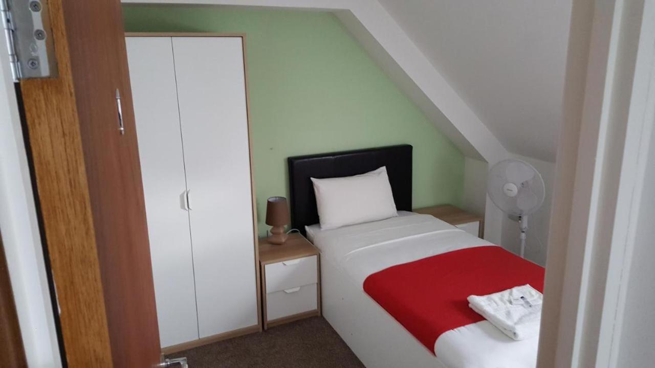 Heathrow Travellers Hub Bed & Breakfast Hounslow Bagian luar foto