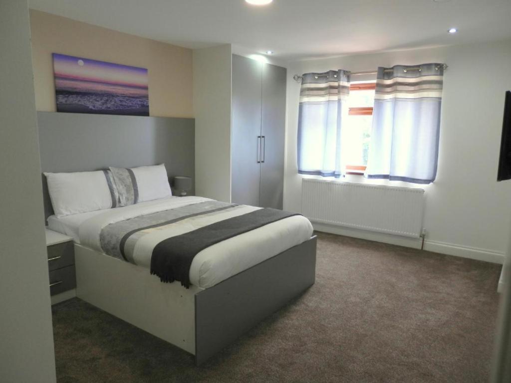 Heathrow Travellers Hub Bed & Breakfast Hounslow Bagian luar foto