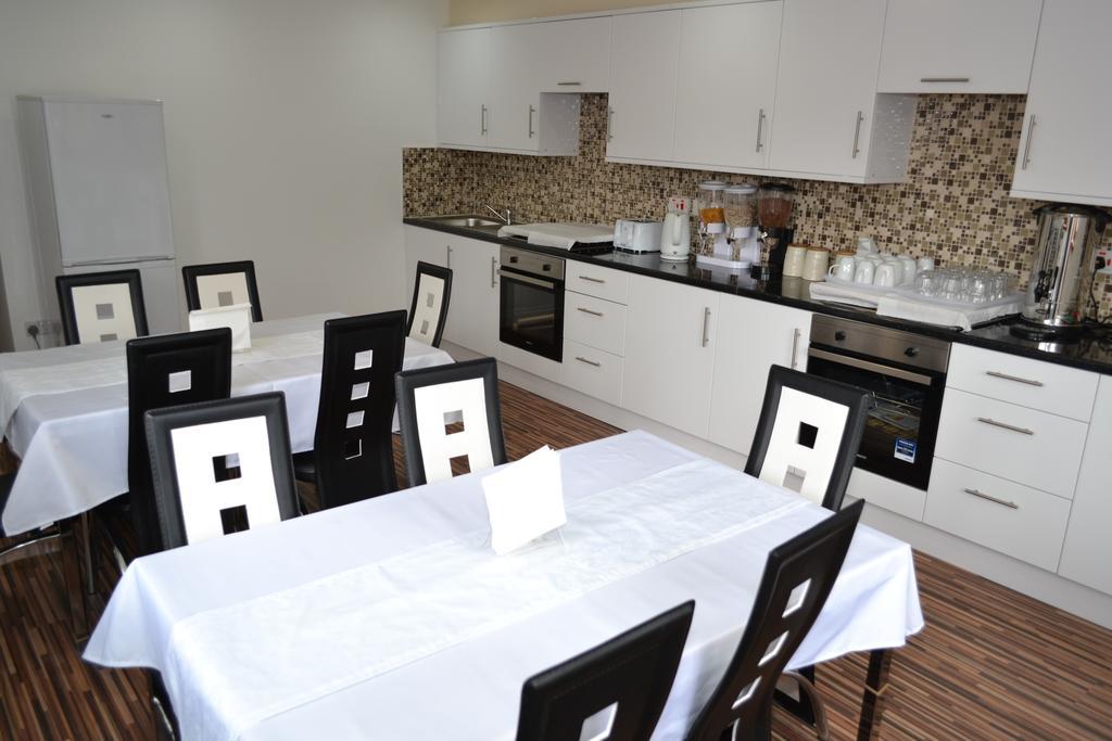 Heathrow Travellers Hub Bed & Breakfast Hounslow Bagian luar foto