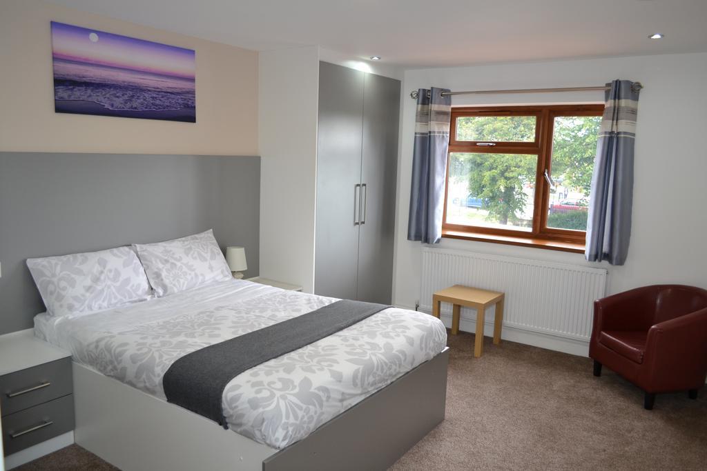 Heathrow Travellers Hub Bed & Breakfast Hounslow Bagian luar foto