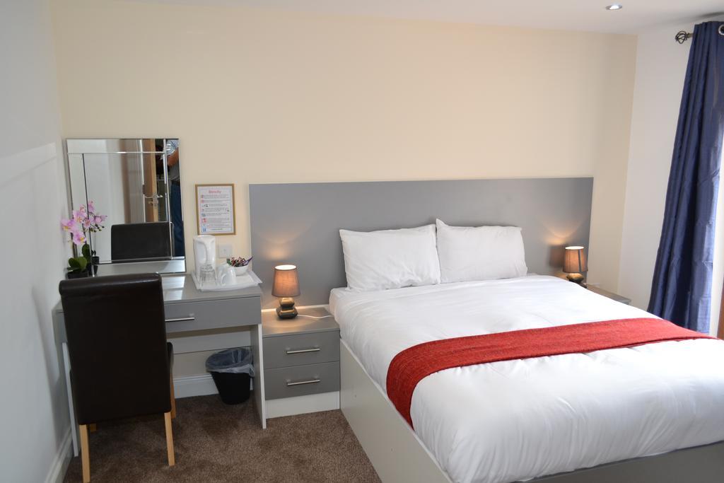 Heathrow Travellers Hub Bed & Breakfast Hounslow Bagian luar foto