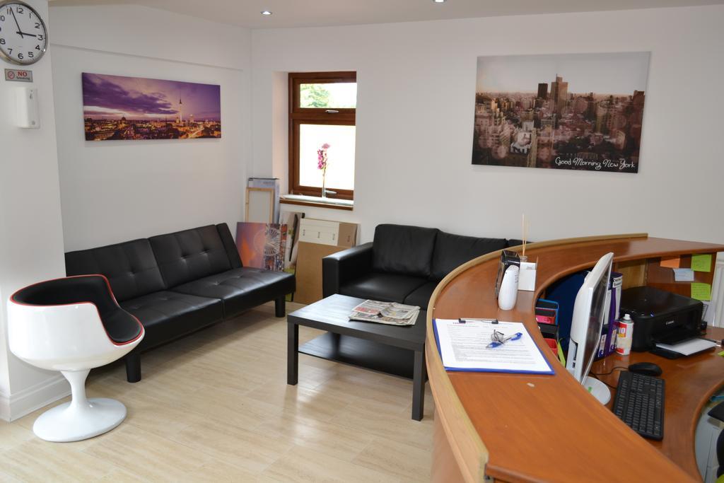 Heathrow Travellers Hub Bed & Breakfast Hounslow Bagian luar foto