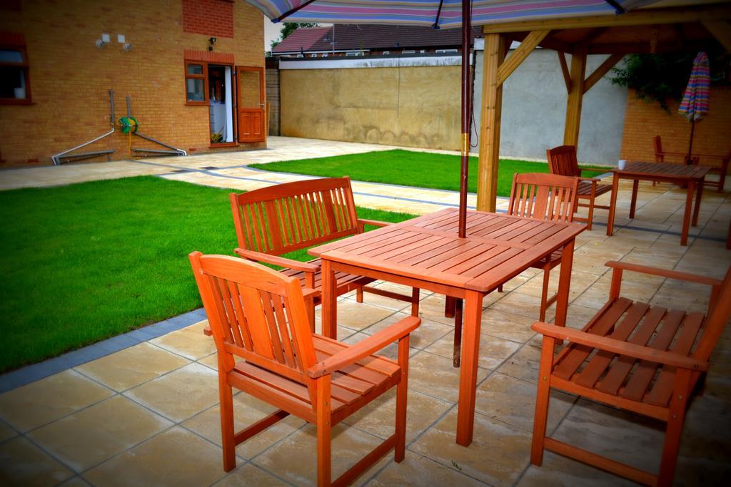Heathrow Travellers Hub Bed & Breakfast Hounslow Bagian luar foto