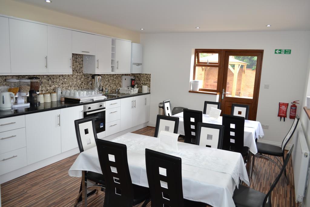 Heathrow Travellers Hub Bed & Breakfast Hounslow Bagian luar foto