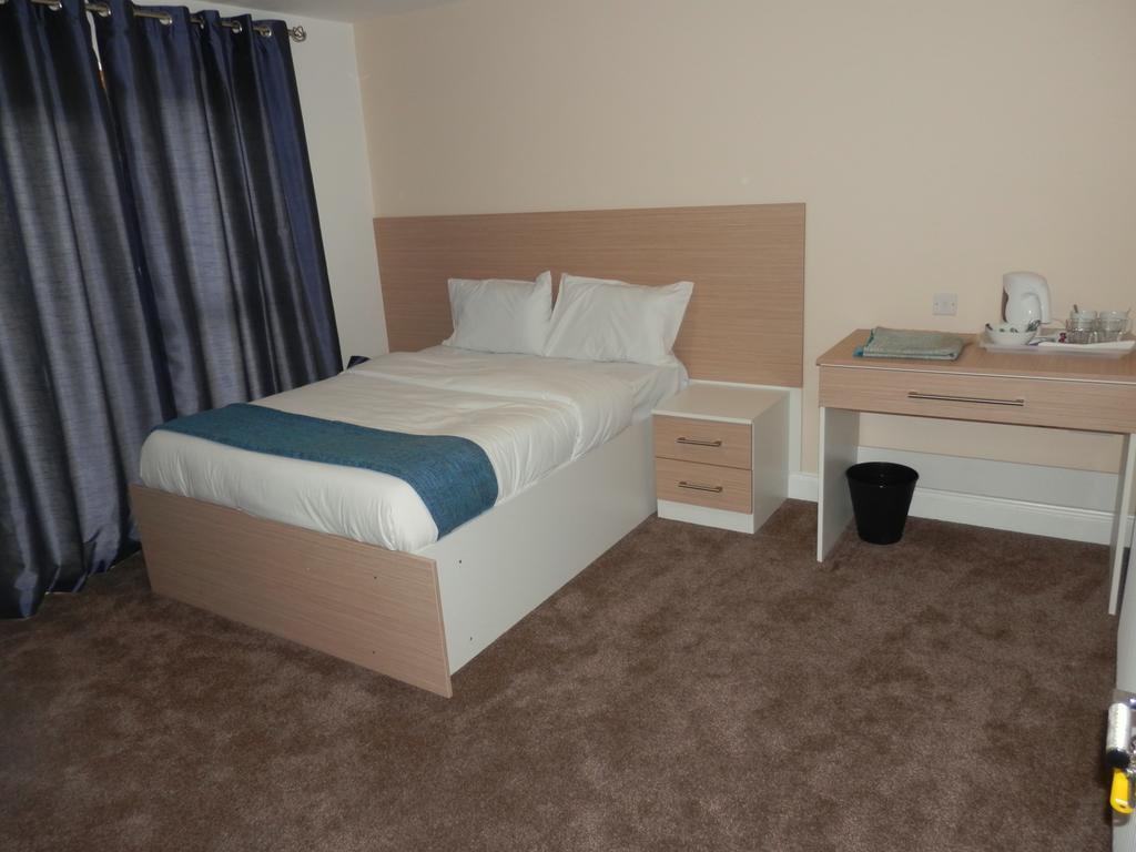 Heathrow Travellers Hub Bed & Breakfast Hounslow Bagian luar foto