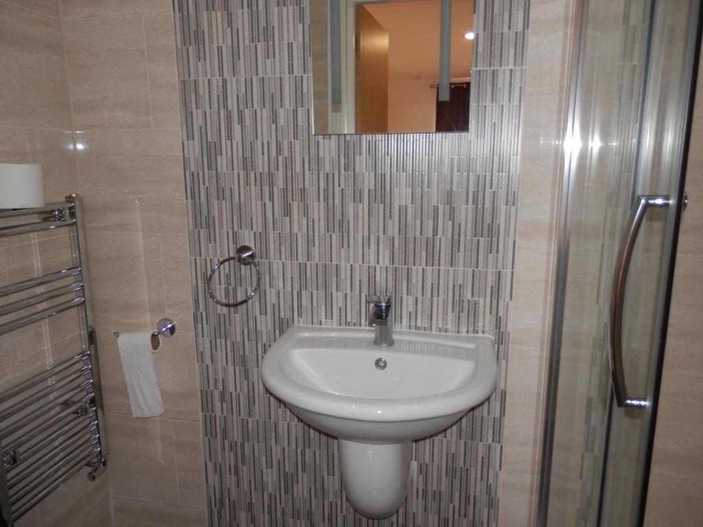 Heathrow Travellers Hub Bed & Breakfast Hounslow Bagian luar foto