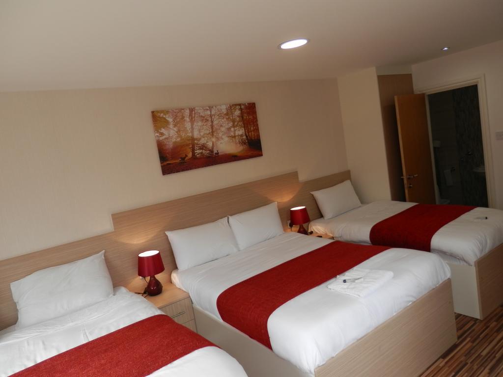 Heathrow Travellers Hub Bed & Breakfast Hounslow Bagian luar foto