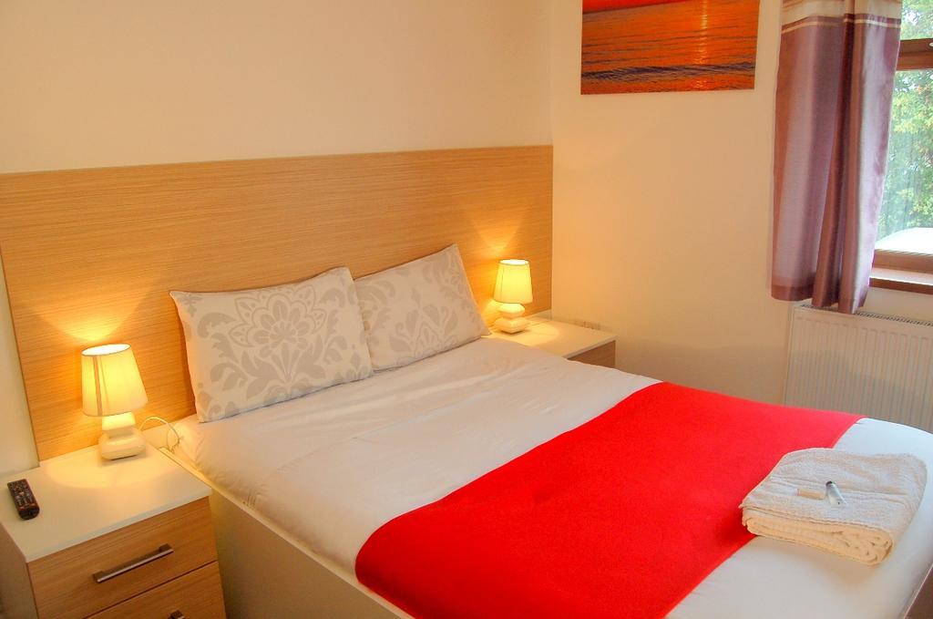 Heathrow Travellers Hub Bed & Breakfast Hounslow Bagian luar foto