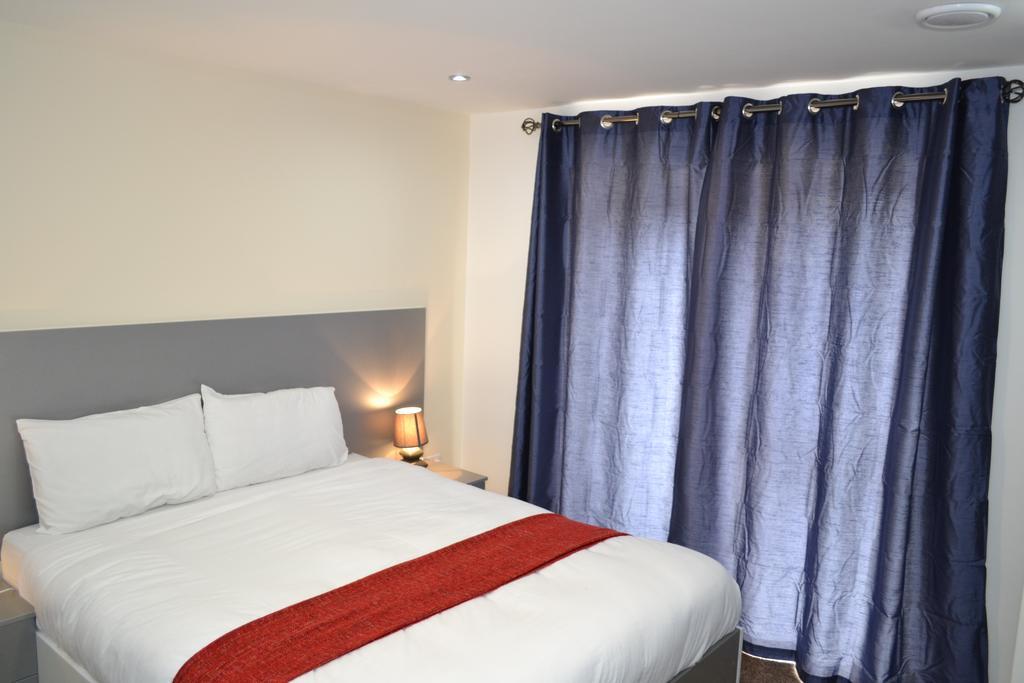 Heathrow Travellers Hub Bed & Breakfast Hounslow Bagian luar foto