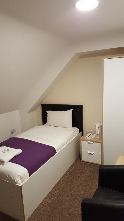 Heathrow Travellers Hub Bed & Breakfast Hounslow Bagian luar foto