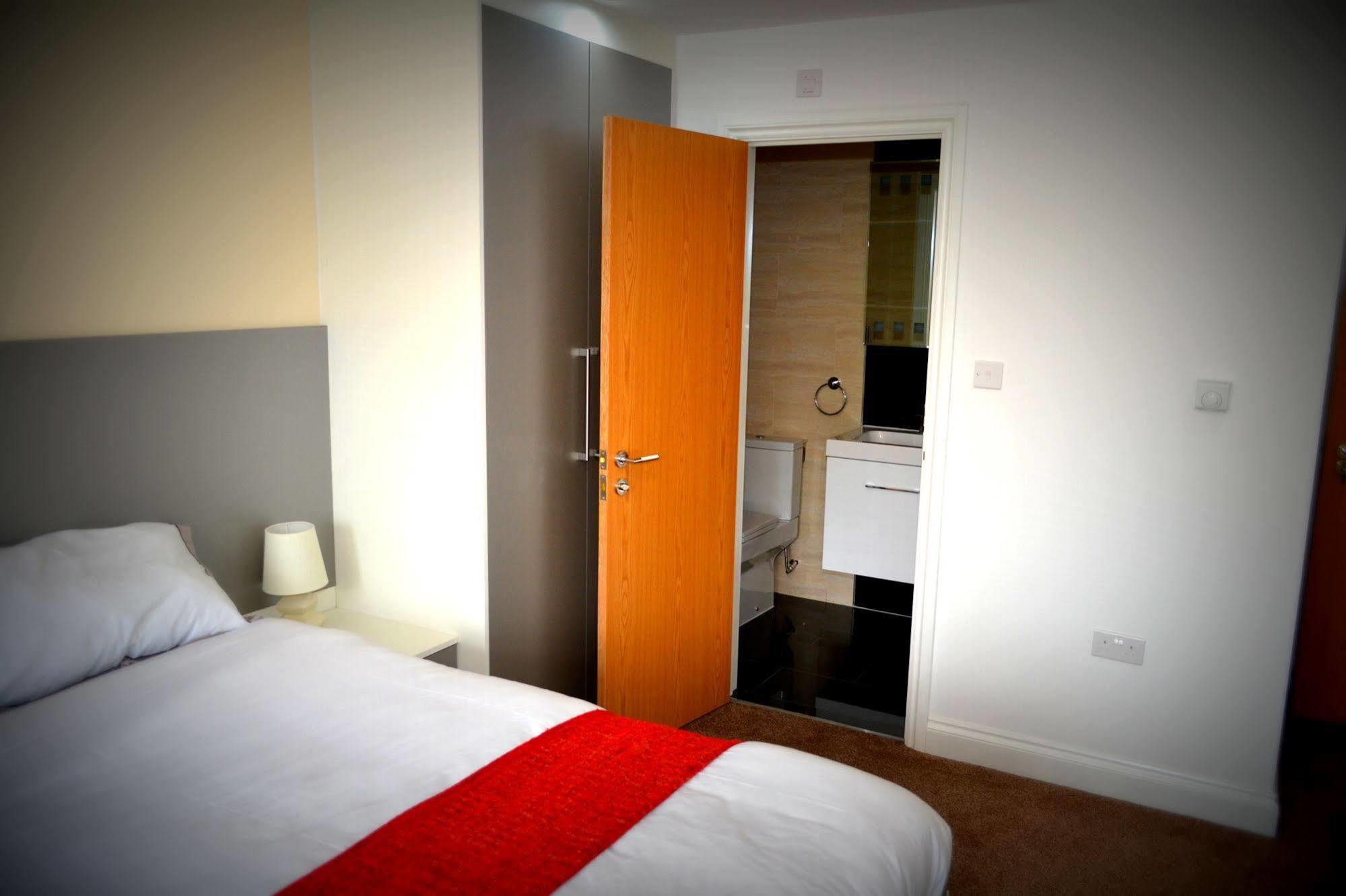 Heathrow Travellers Hub Bed & Breakfast Hounslow Bagian luar foto