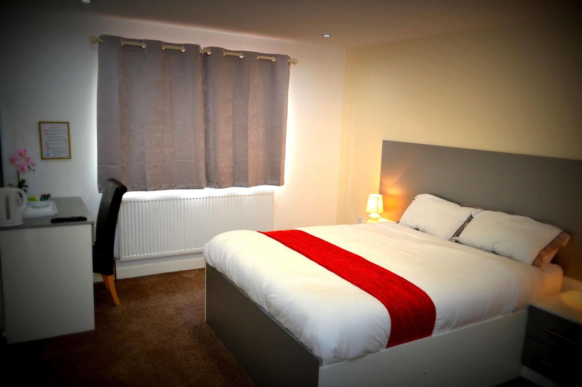 Heathrow Travellers Hub Bed & Breakfast Hounslow Bagian luar foto