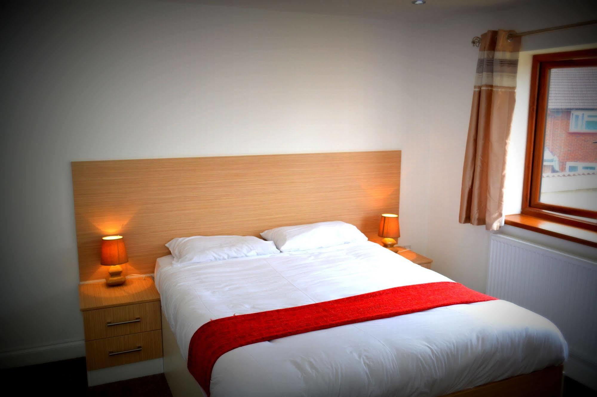 Heathrow Travellers Hub Bed & Breakfast Hounslow Bagian luar foto