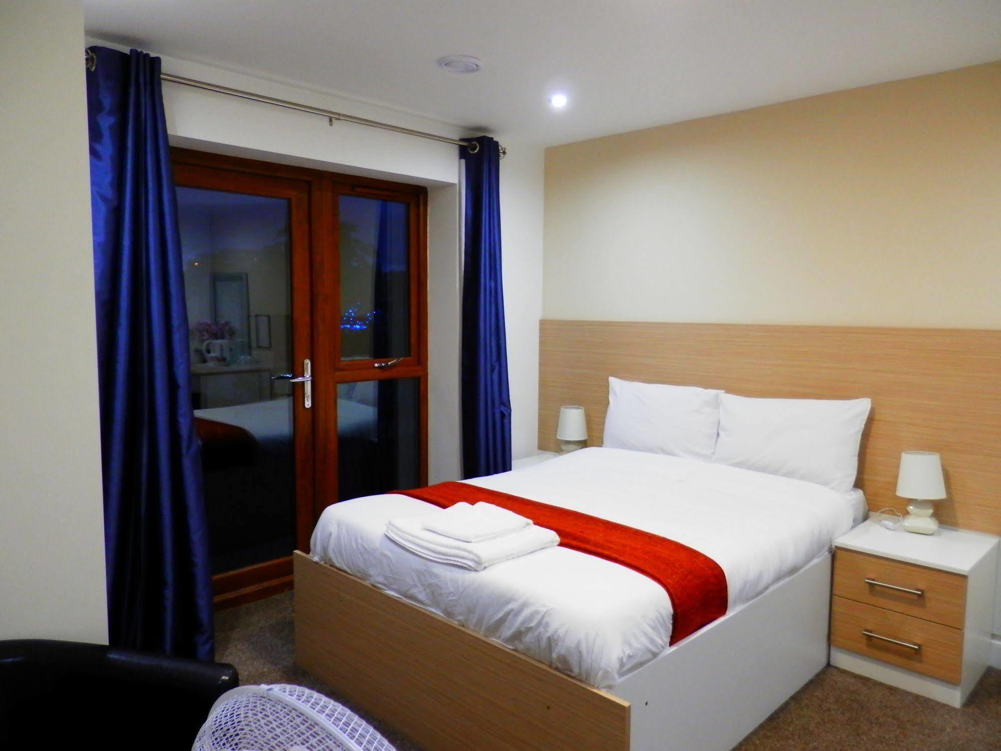 Heathrow Travellers Hub Bed & Breakfast Hounslow Bagian luar foto
