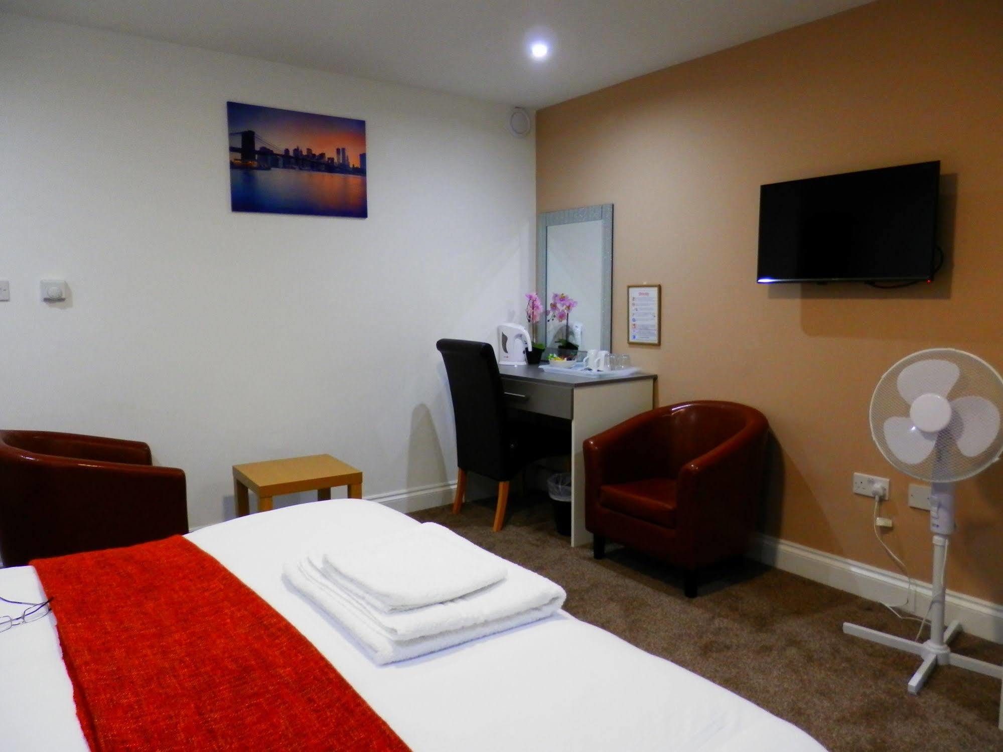 Heathrow Travellers Hub Bed & Breakfast Hounslow Bagian luar foto