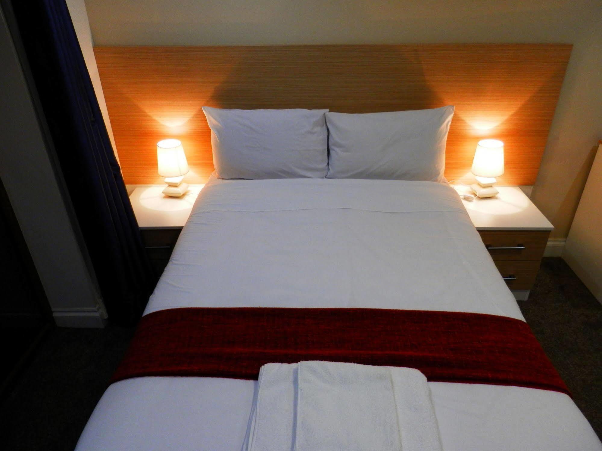 Heathrow Travellers Hub Bed & Breakfast Hounslow Bagian luar foto