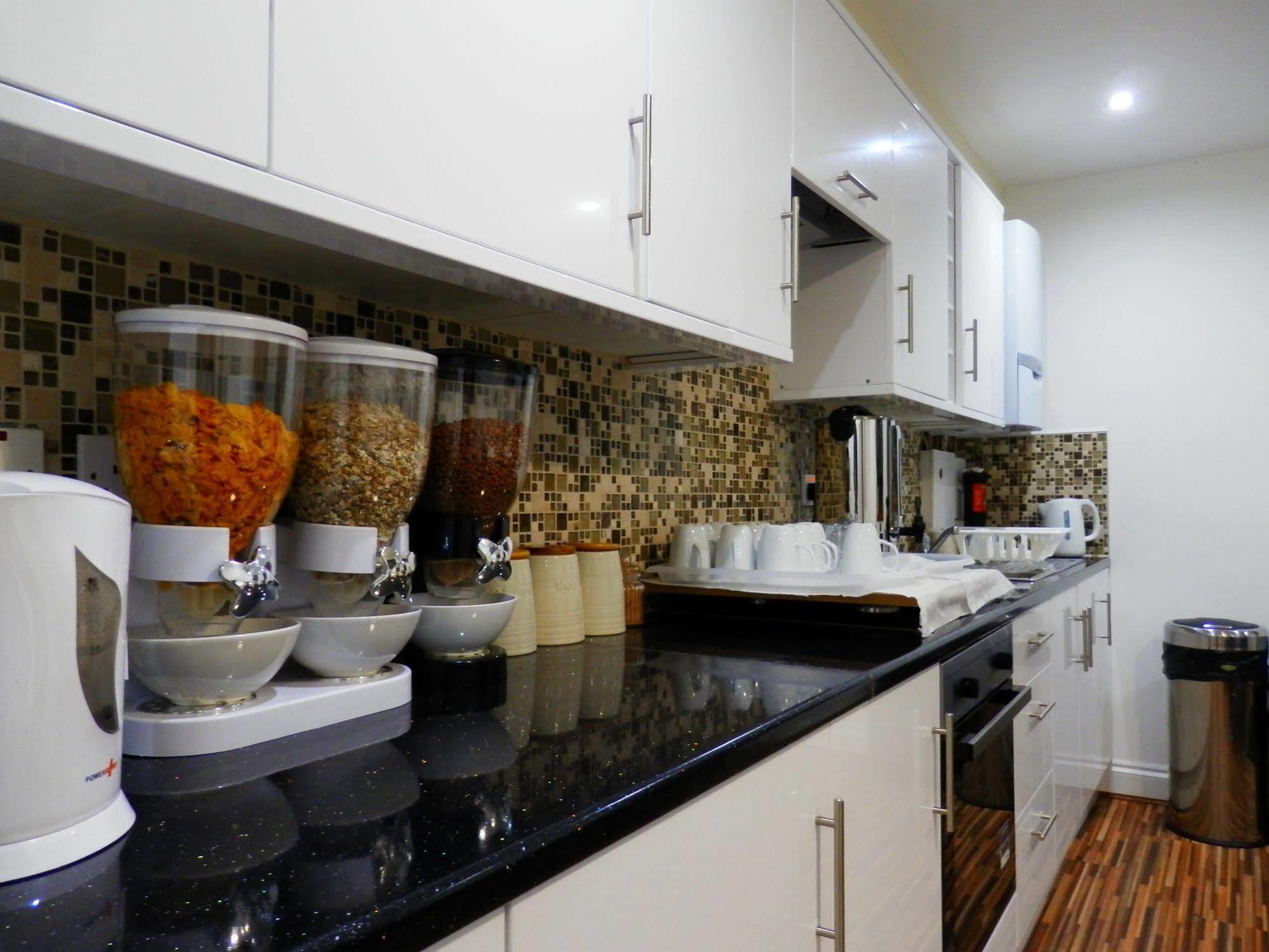 Heathrow Travellers Hub Bed & Breakfast Hounslow Bagian luar foto