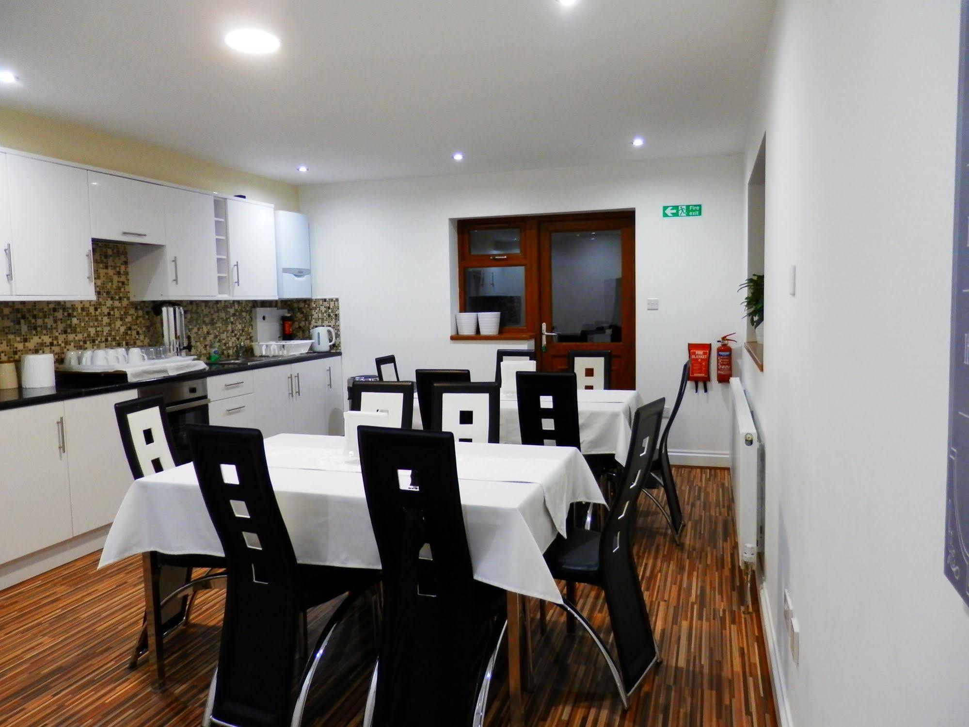 Heathrow Travellers Hub Bed & Breakfast Hounslow Bagian luar foto
