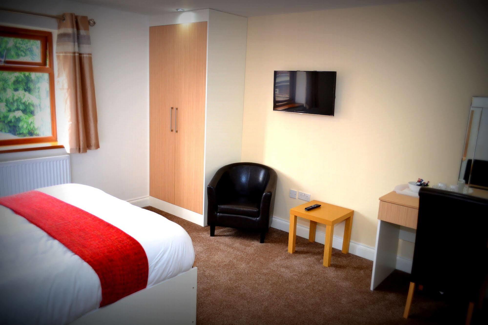 Heathrow Travellers Hub Bed & Breakfast Hounslow Bagian luar foto