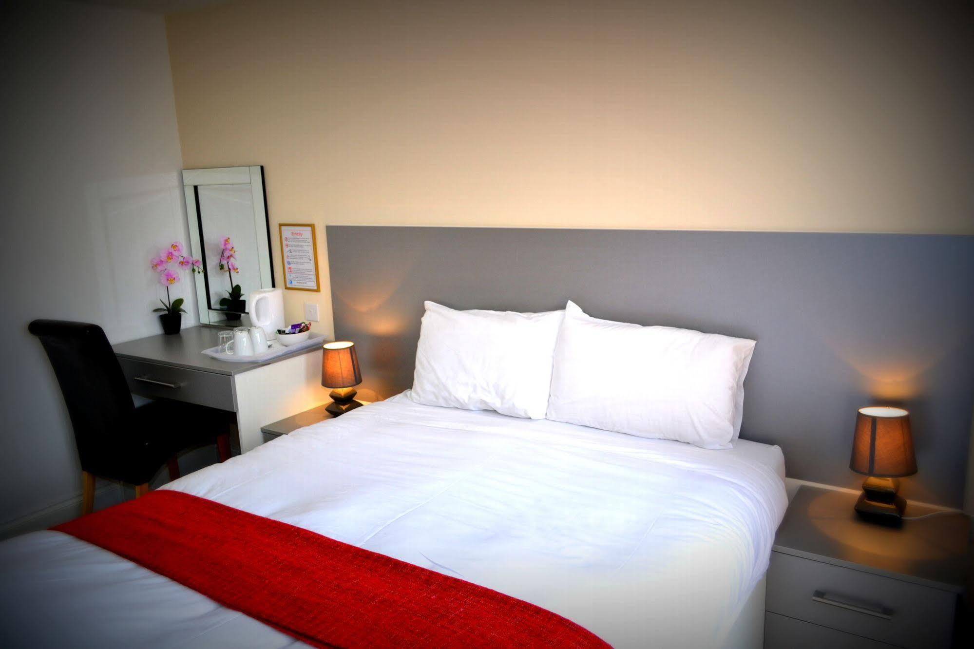 Heathrow Travellers Hub Bed & Breakfast Hounslow Bagian luar foto