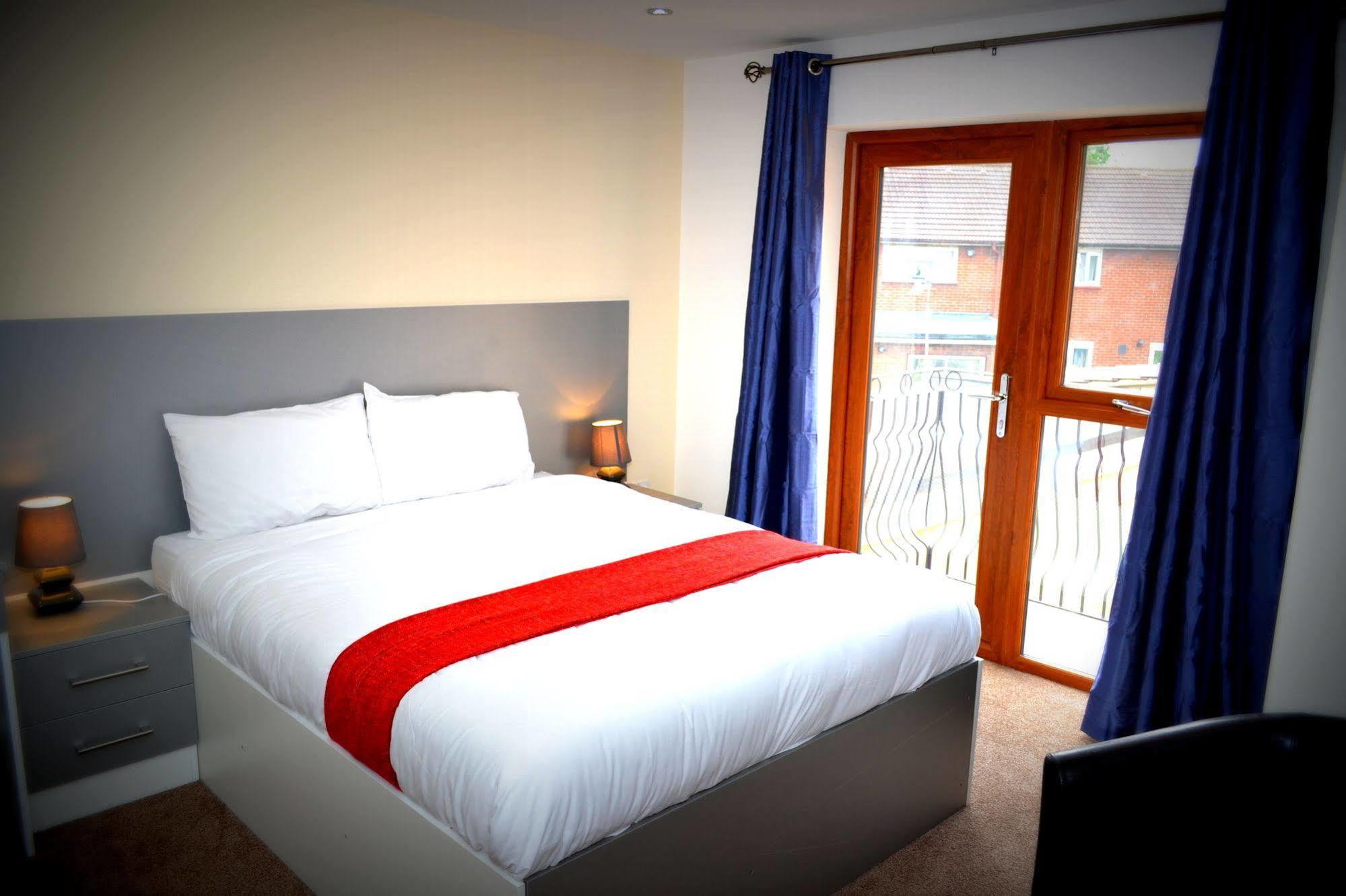 Heathrow Travellers Hub Bed & Breakfast Hounslow Bagian luar foto