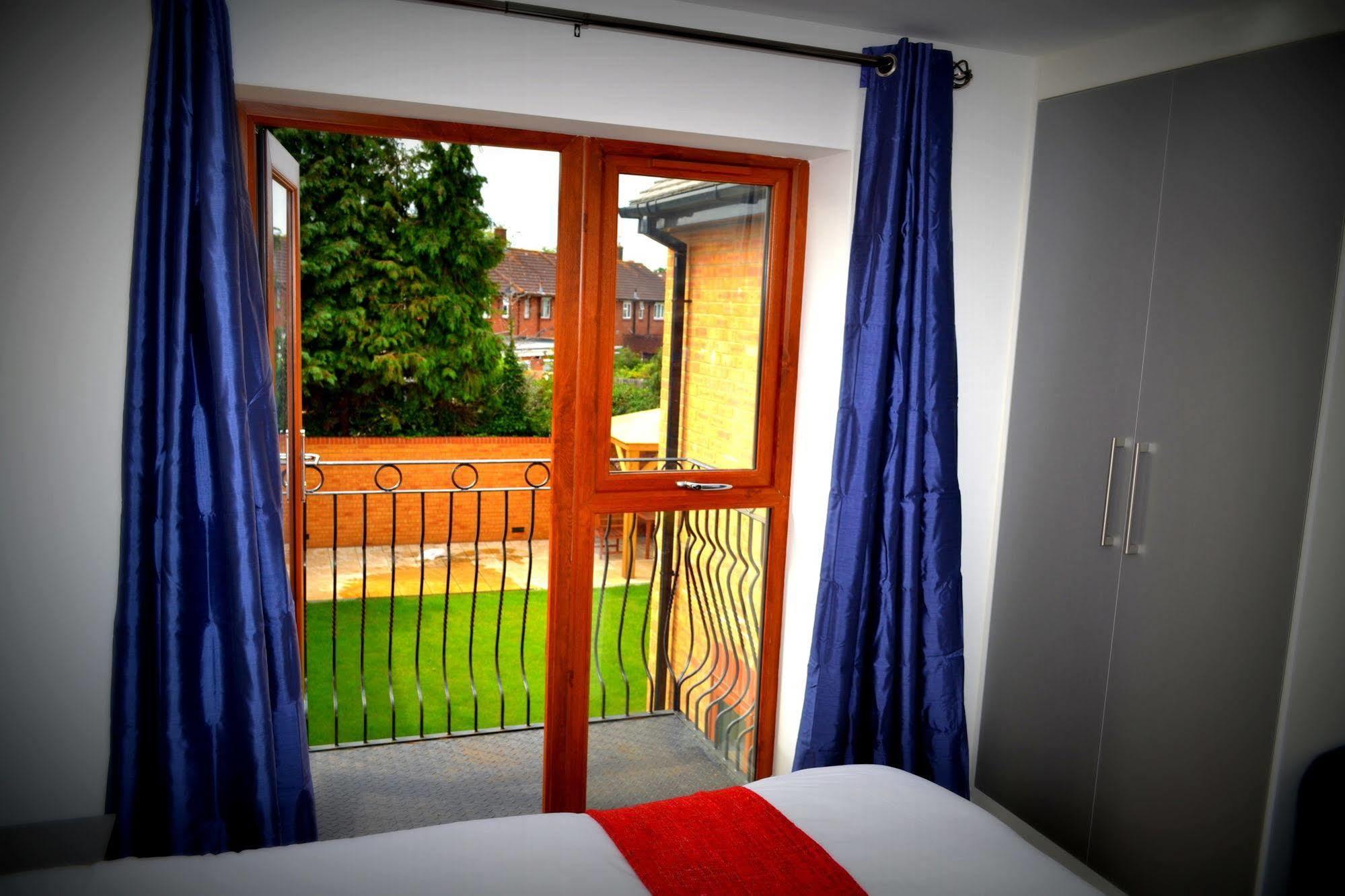 Heathrow Travellers Hub Bed & Breakfast Hounslow Bagian luar foto
