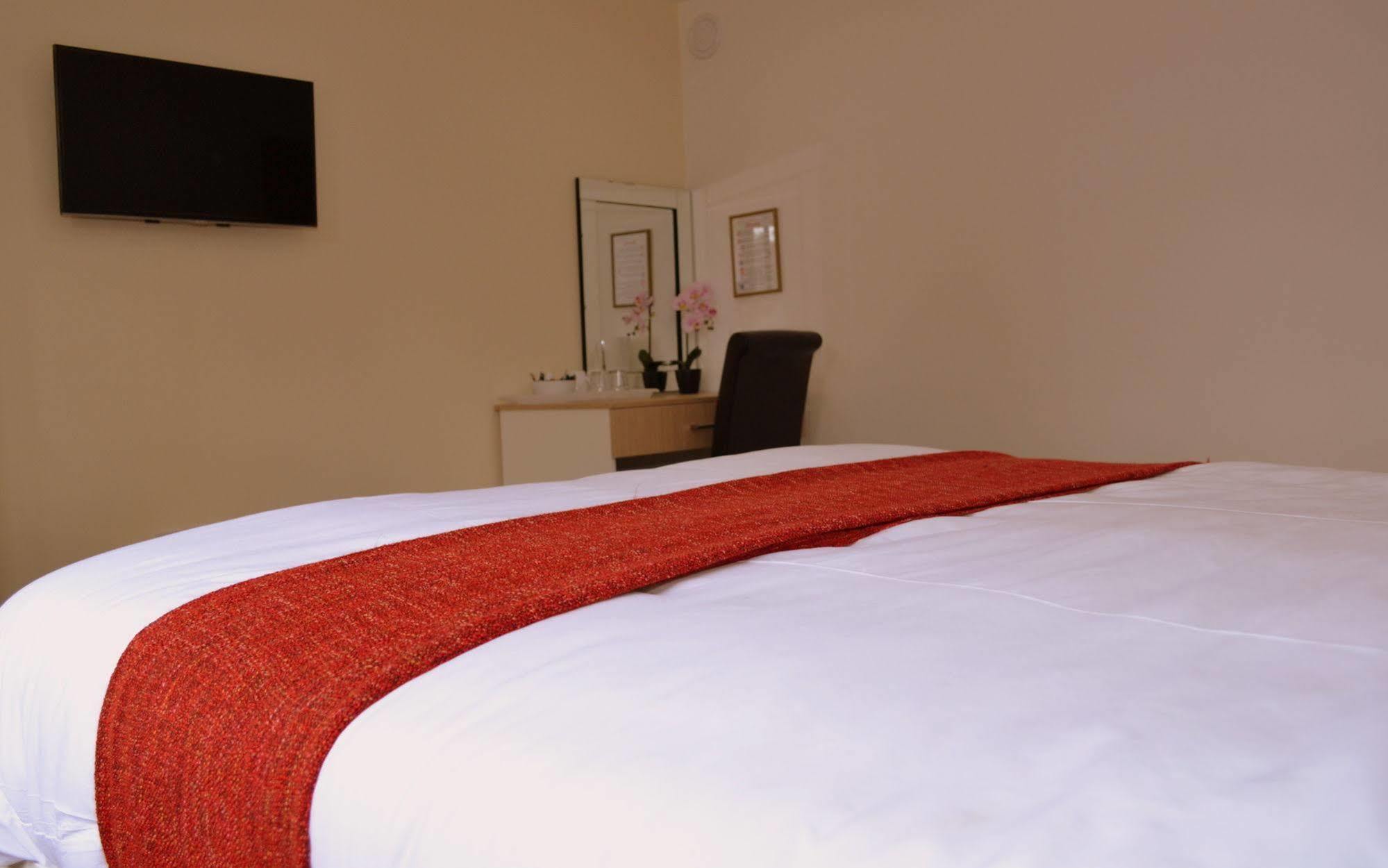 Heathrow Travellers Hub Bed & Breakfast Hounslow Bagian luar foto
