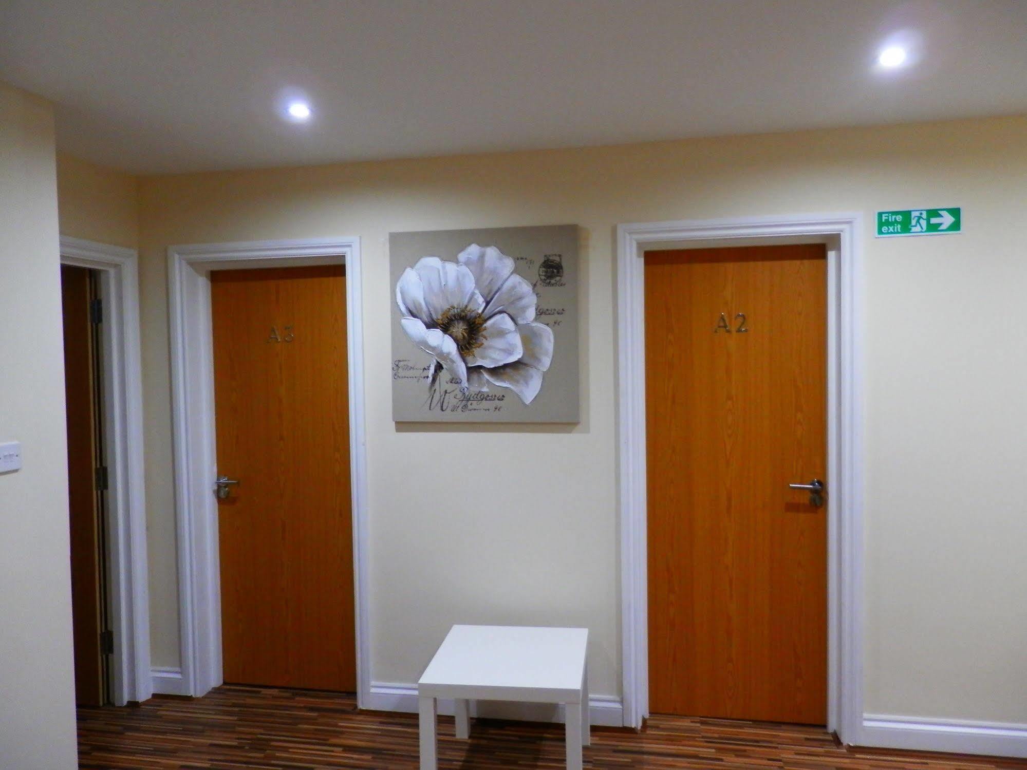 Heathrow Travellers Hub Bed & Breakfast Hounslow Bagian luar foto